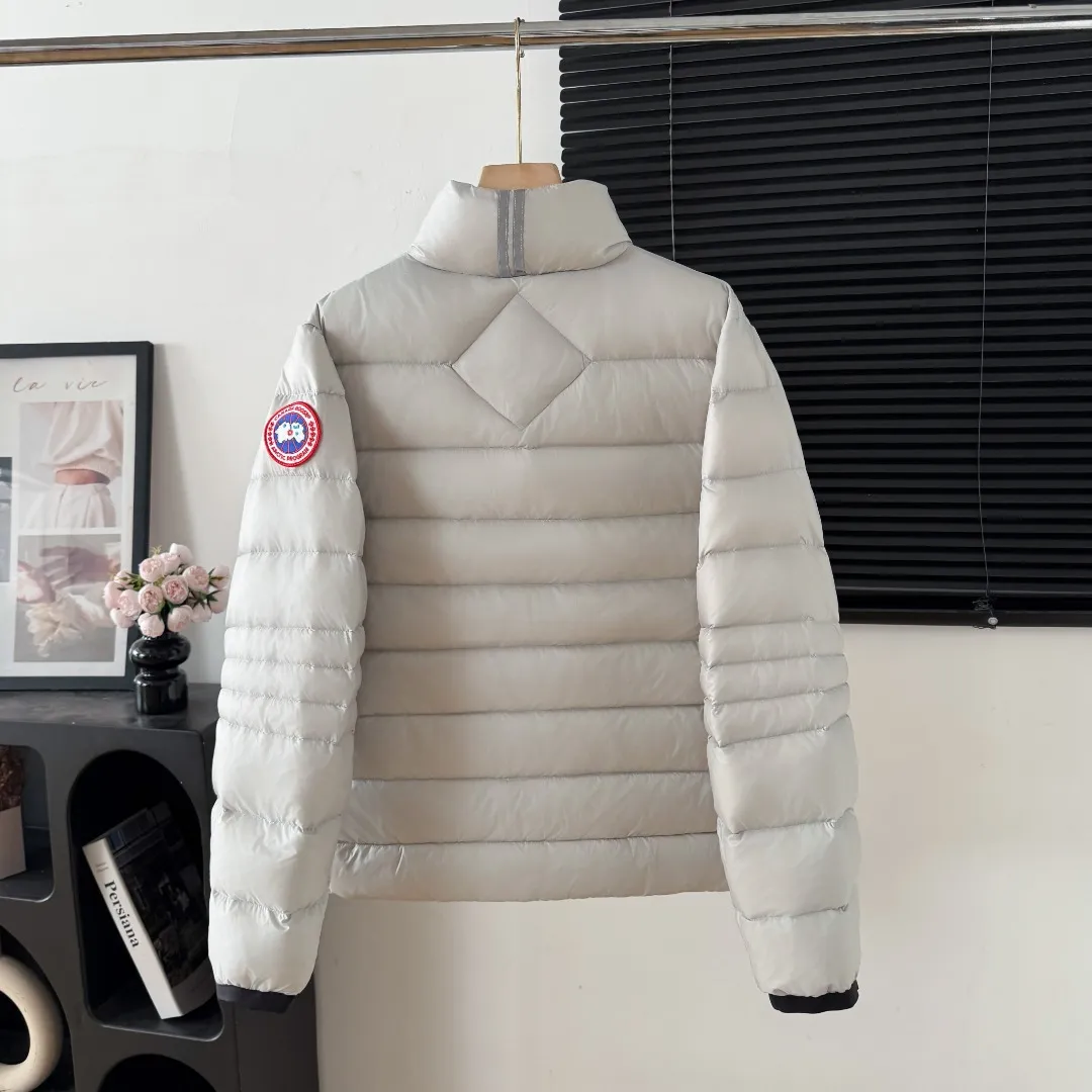 Style number: Y 179 top purchasing version 𝘾𝘼𝙉𝘼𝘿𝘼 𝙂𝙊𝙊𝙎𝙀/Canada Goose 2228 thin model. Super Lightweight, no weight on the upper body at all! Show more temperament‼ Canada Goose, a Canadian brand, has always been recognized as the warmest down jacket. Various Instagram celebrities, Internet celebrities, and celebrities often wear it for street photos. I make Canada Goose every year, but I still can’t get rid of my love for the goose. No matter how cold the winter is, there is no need to be afraid. Canada Goose is the legendary warmest down jacket and is known as a must-have for Arctic outdoor sports! The most popular down jacket in the world, celebrities are rushing to buy it, it is a must-have! Sizes: XS-2XL Color: Silver Gray (Red Label) Silver Gray (Black Label), Black (Red Label), Black (Black Label), Dark Blue, Light Blue